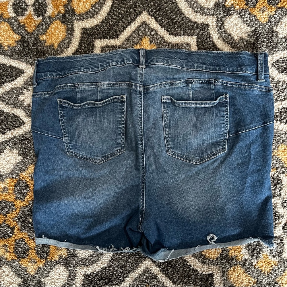 Women’s Torrid High-rise Distressed Denim Shorts 20 - Picture 3 of 3